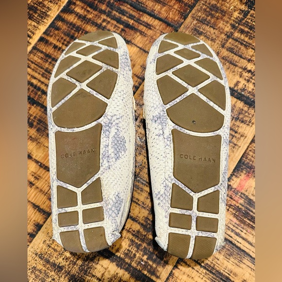 COLE HAAN Evelyn Leather Driver Loafers GREY AND WHITE SNAKE PRINT SIZE 7 - Picture 8 of 9